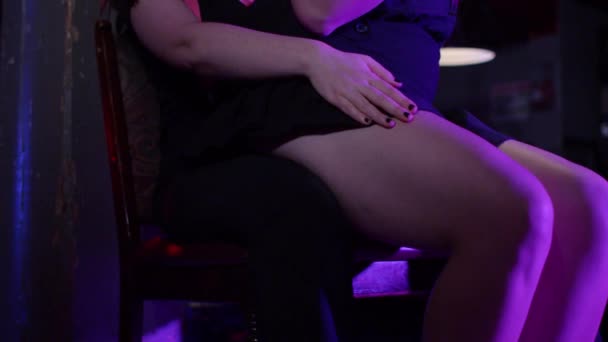 Mulher Câmera Lenta Goza Uma Lap Dance Outra Mulher — Vídeo de Stock