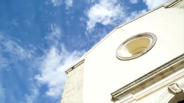 Tiro Giratorio Fachada Iglesia Cielo Azul Con Nubes — Vídeo de stock