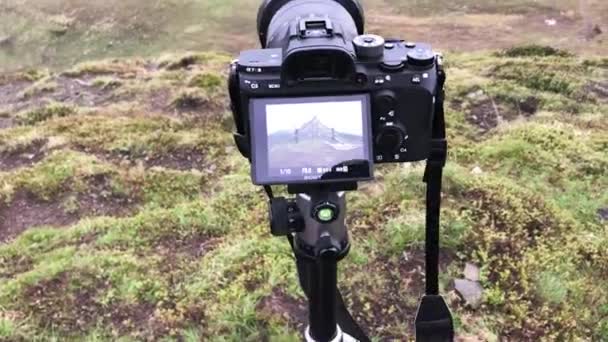 Blick Auf Den Pass Durch Den Lcd Bildschirm Einer Kamera — Stockvideo