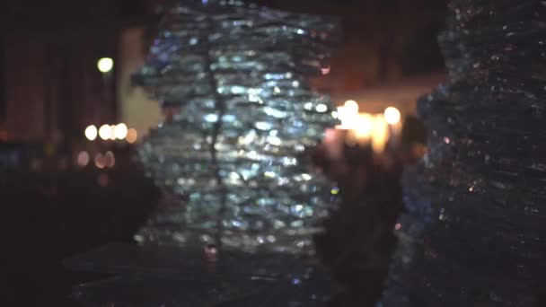 夜に焦点を当てた抽象的なガラス彫刻のビデオ — ストック動画