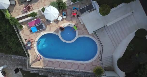 在一个漂亮的游泳池上和一个宾馆里的人一起飞行 — 图库视频影像