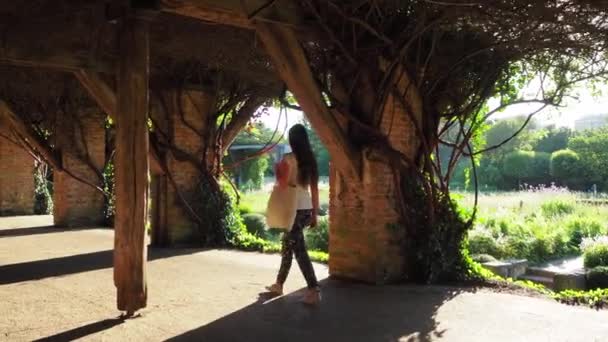 Een Meisje Lopend Een Franse Tuin — Stockvideo