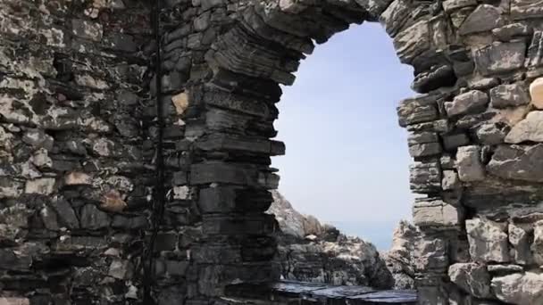意大利利古里亚海岸的Portovenere一座被毁的旧教堂的橱窗里可以看到风景 关于地中海和悬崖的观点 教科文组织的一个网站 — 图库视频影像
