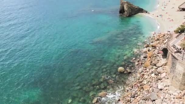 イタリアのリグーリア州にあるチンクテルレの5つの村の1つであるモンテレッソの素晴らしいビーチの景色 暖かい夏の日までに地中海の澄んだ青い水 — ストック動画