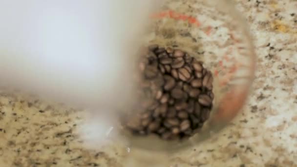 Выливание Бобов Кофейного Мешка Мерную Чашку — стоковое видео