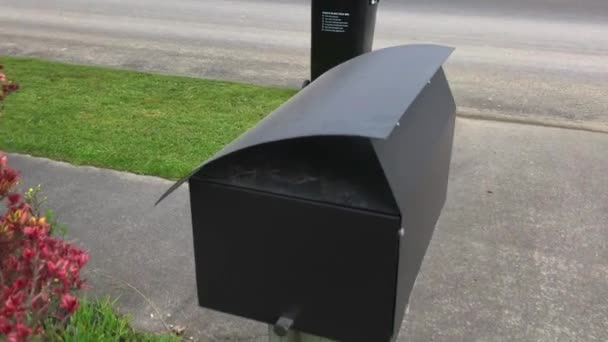 Clip Una Mano Uomo Che Apre Una Letterbox — Video Stock