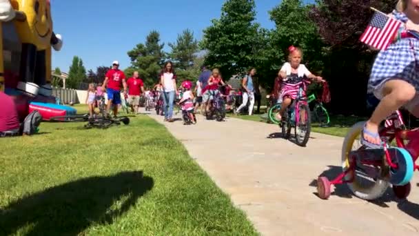 Barn Med Patriotisk Dekorerte Sykler Nabolagsselskap Juli – stockvideo