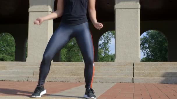 Linda Mujer Milenaria Baila Hace Fiesta Antes Rutina Fitness Pabellón — Vídeos de Stock