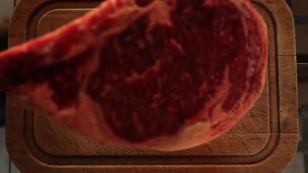 Een Sappige Biefstuk Een Houten Tafel Leggen — Stockvideo