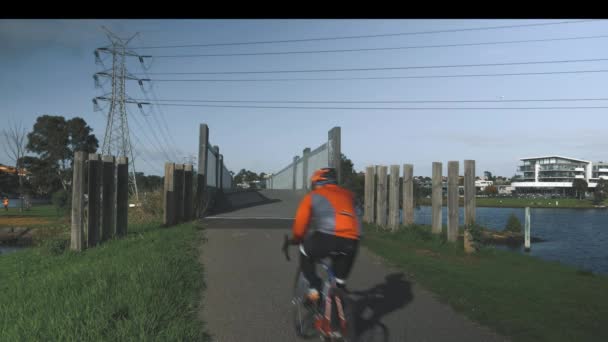 Fietsers Joggers Langs Een Brug Een Fietspad Bij Een Rivier — Stockvideo