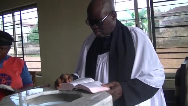 Ännu Bild Afrikansk Präst Som Predikar — Stockvideo