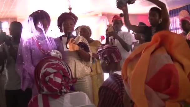 Клип Снят Юго Западе Нигерии Традиционной Свадьбы Невестой Семейными Танцами — стоковое видео