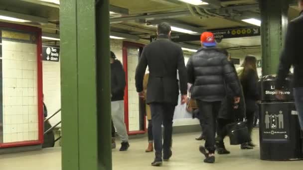 Dojíždějící Procházka Stanicí Metra Union Square New Yorku — Stock video