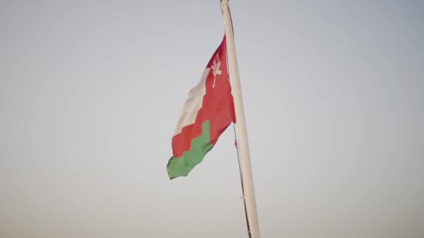 Flaga Omanu Macha Flaga Omanu Stoi Nieruchomo Flaga Wieje Wiatru — Wideo stockowe