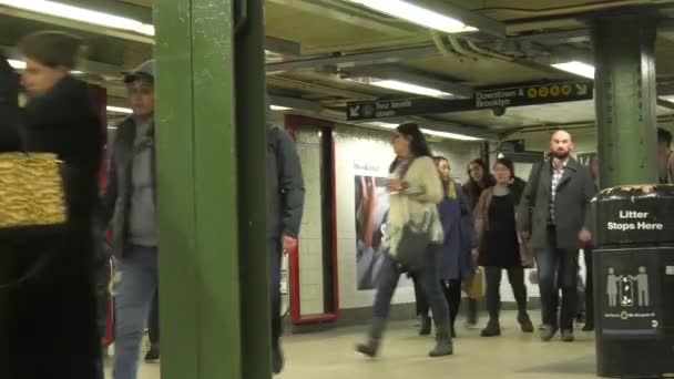 Pomalý Pan Uvnitř Stanice Metra Union Square Jak Dojíždějící Procházejí — Stock video