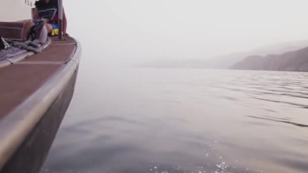 Utazás Csendes Naplementében Ománban Csónak Vitorlázás Egy Nagyon Nyugodt Tenger — Stock videók