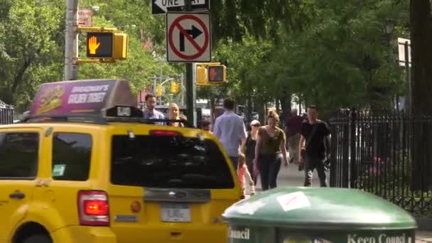 Pan Lento Concurrida Esquina Ciudad Nueva York Con Gente Caminando — Vídeo de stock