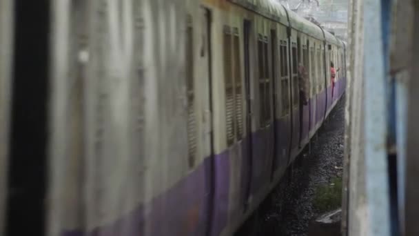 우기에 역으로 들어오는 뭄바이 — 비디오