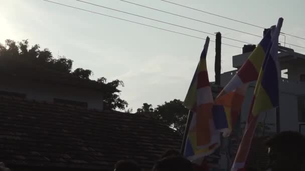 스리랑카에서 퍼레이드에서 사람들 깃발을 흔들고 — 비디오