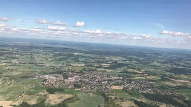 Mirar Más Allá Del Cielo Desde Una Ventana Vuelo — Vídeo de stock