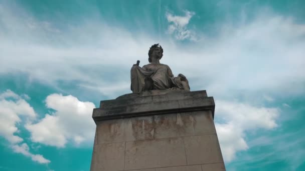 Statue Von Seine Von Louis Petitot Auf Dem Pont Carrousel — Stockvideo