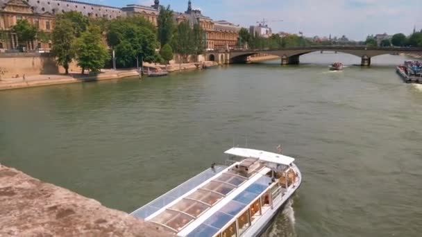 Båt Som Passerer Bro Fra Paris – stockvideo