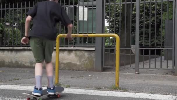 Jovem Tentar Truque Com Seu Skate Meio Rua — Vídeo de Stock