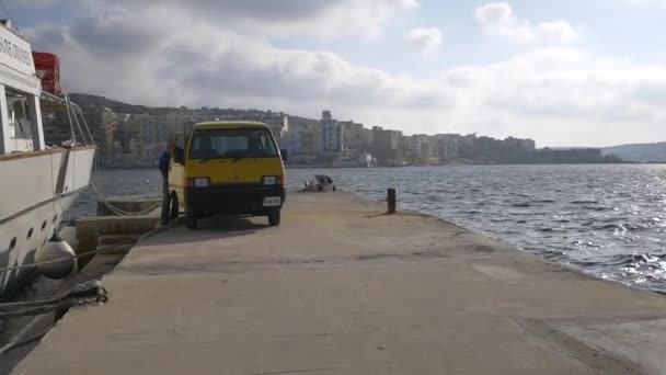 Gimbal Shot Von Männern Auf Den Docks Malta — Stockvideo