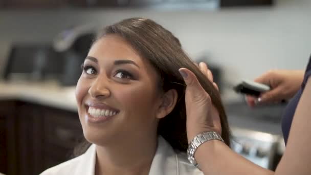 Une Jeune Femme Heureuse Fait Brosser Les Cheveux Dans Salon — Video