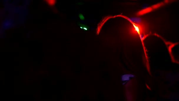 クラブで踊ったり暗い雰囲気の中で — ストック動画
