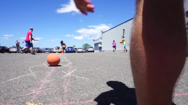 Vuxna Spelar Dodgeball Lunchtid — Stockvideo