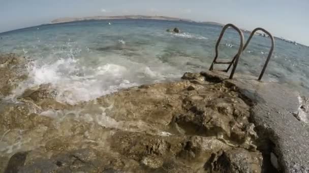 Stappen Helder Middellandse Zeewater Bij Hondoq Gozo Malta — Stockvideo