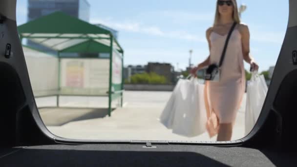 Mujer Moda Pone Bolsas Papel Maletero Estacionamiento Azotea — Vídeo de stock