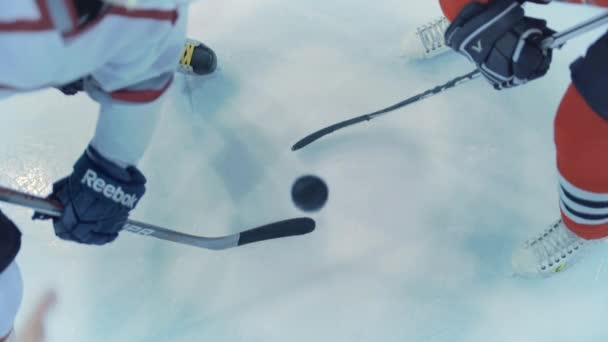 两名冰球手在冰球落下后争夺冰球 — 图库视频影像