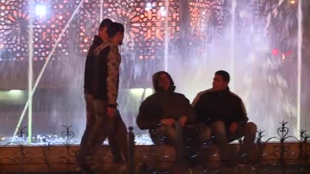 Place Janvier 2011 Gecesinde Tunus Saat Kulesi Nin Yanında Yürüyen — Stok video