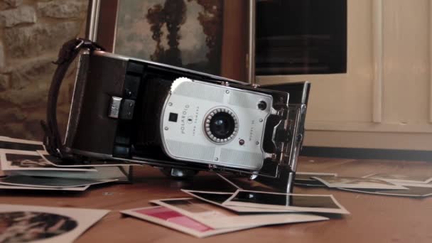 Das Polaroid Land Kameramodell Liegt Auf Dem Boden Zwischen Den — Stockvideo