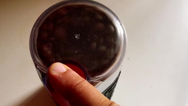 手指磨碎咖啡 — 图库视频影像