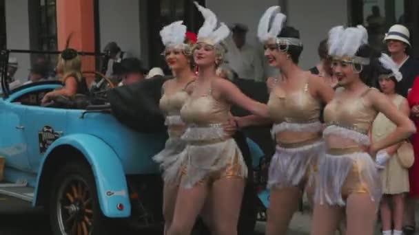 Хористки Танцуют Улице Время Фестиваля Art Deco Напьере Новая Зеландия — стоковое видео