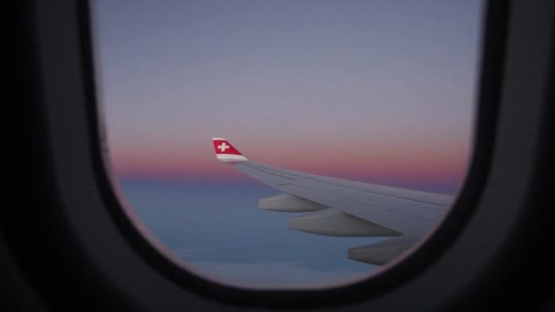 乘坐瑞士航空公司的航班 坐在靠窗的座位上观看黄金时刻 — 图库视频影像