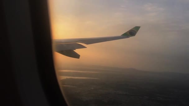 Снимок Самолёта Пересекающего Континент Рассвете Бразильским Флагом Правом Фланге — стоковое видео