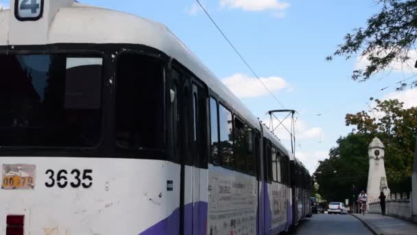 Timisoara Roemenië Auto Trams Passeren Decebal Bridge — Stockvideo