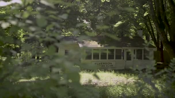 Съемка Охотничьего Домика Лесу Ползунком Движущимся Влево Направо Передними Листьями — стоковое видео