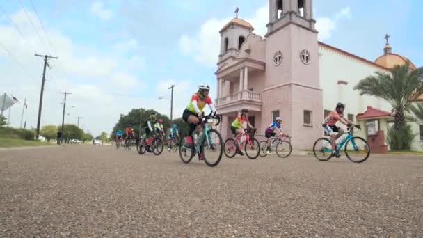 Plan Grand Angle Bas Sol Met Accent Sur Église Dramatique — Video