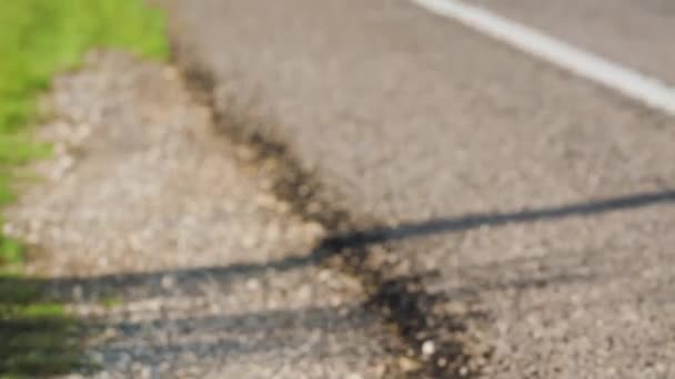 Динамичный Снимок Который Наклоняется Придорожной Зелени Показать Группу Велосипедистов Сельской — стоковое видео