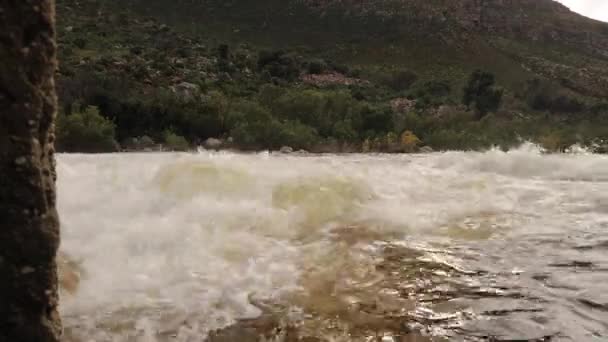 在一条白水湍急的高山小河上欢快地划船 — 图库视频影像