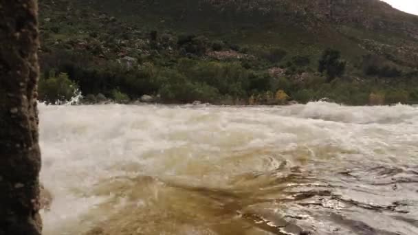 Kayak Estimulante Arroyo Montaña Corriendo Rápido Con Rápidos Agua Blanca — Vídeos de Stock