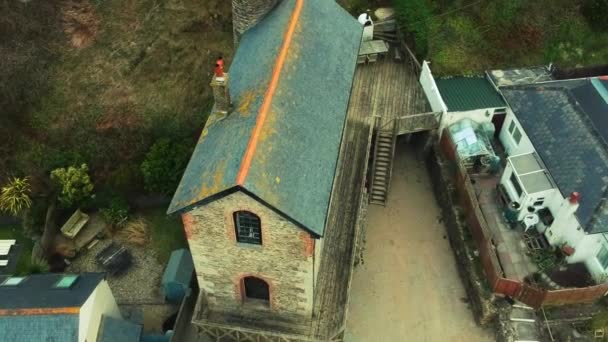 空中风景 在海滨平底锅边翻滚的一幢老房子 — 图库视频影像