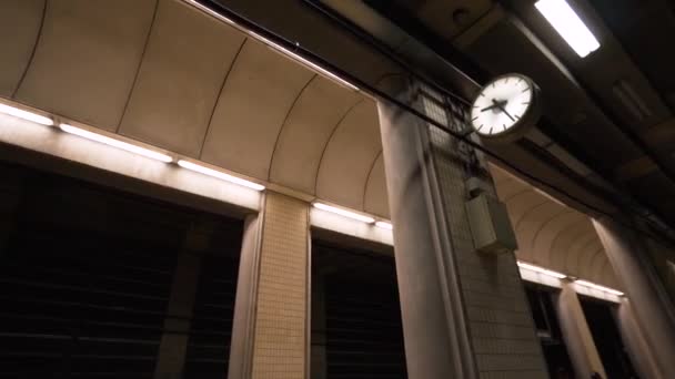 在瑞典斯德哥尔摩的地铁里 一个很酷的钟表画面 摄像机绕着柱子旋转 — 图库视频影像