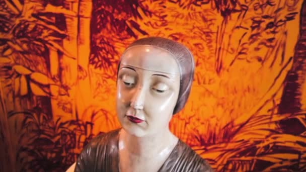 Est Une Vidéo Une Mystérieuse Sculpture Chez Quelqu Est Assez — Video