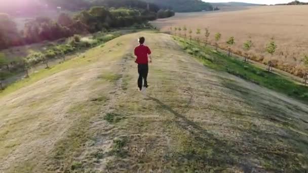 Corsa Breve Uomo Seguita Drone — Video Stock